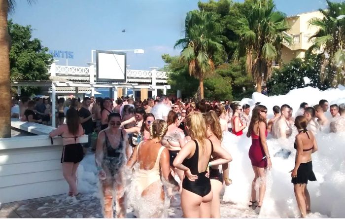 kavos night life corfu